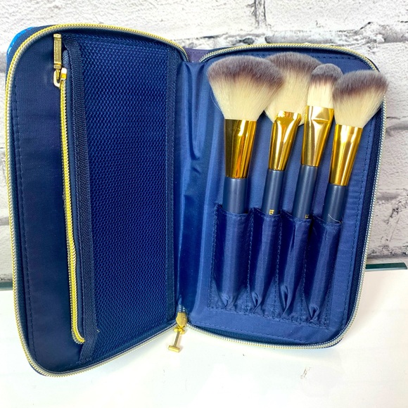 Isaac Mizrahi New York Blue Floral Make Up Bag & 4 Makeup Brush Kit - Picture 1 of 6